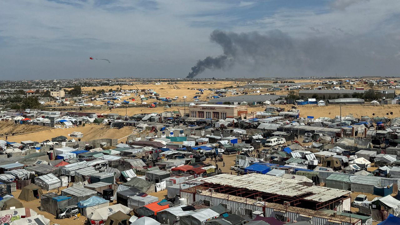 Smoke rises during an Israeli ground operation in Khan Younis, amid the ongoing conflict between Israel and the Palestinian Islamist group Hamas, as seen from a tent camp sheltering displaced Palestinians in Rafah, in the southern Gaza Strip March 14, 2024. REUTERS/Bassam Masoud