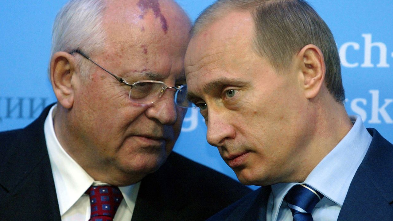 Russian President Vladimir Putin (R) talks to former Soviet President Mikhail Gorbachev (L) 21 December 2004 before a press conference of German Chancellor Gerhard Schroeder and Putin at Gottorf castle in Schleswig. Lucrative energy deals, the sale of bankrupt oil group Yukos and a fresh initiative for Chechnya were at the top of the agenda of a second day of talks 21 December 2004 between Putin and Schroeder.
      AFP PHOTO    DDP/JOCHEN LUEBKE    GERMANY OUT        (Photo credit should read JOCHEN LUEBKE/DDP/AFP via Getty Images)