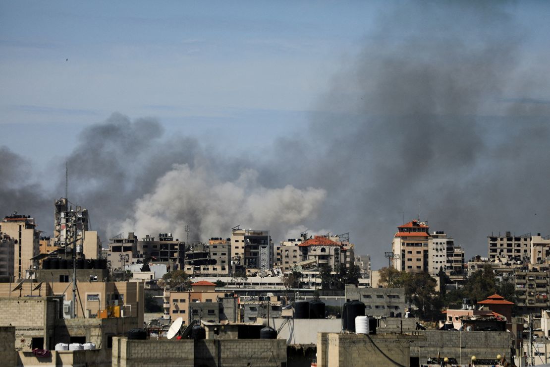 2024년 3월 21일 이스라엘이 알 시파 병원과 가자시티 주변 지역을 급습하는 동안 연기가 피어오르고 있다.