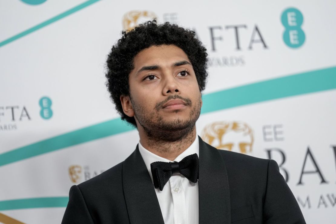 El actor Chance Perdomo, protagonista de "El mundo oculto de Sabrina" y "Gen V", falleció el 30 de marzo de 2024 tras sufrir un accidente de moto, según informó su representante. Tenía 27 años.