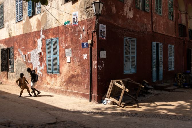 Boys play soccer next to a colonial-era building on Senegal's Gorée island on Friday, March 29. <a href="http://www.cnn.com/2024/03/28/world/gallery/photos-this-week-march-21-march-28/index.html" target="_blank">See last week in 27 photos</a>.