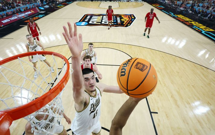 Purdue's Zach Edey guards the basket in the second half. The star big man had 20 points, 12 rebounds and four assists. 