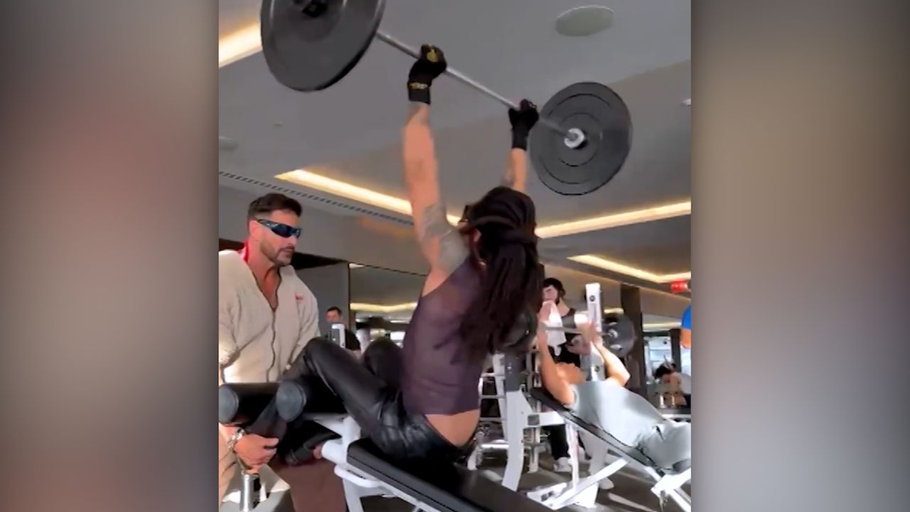 Lenny Kravitz Lifts In Leather 1