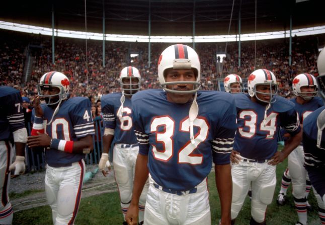 Simpson walks onto the field prior to a game in 1972.