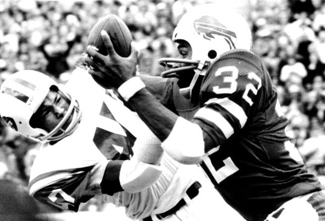 Simpson runs with the ball in 1975.