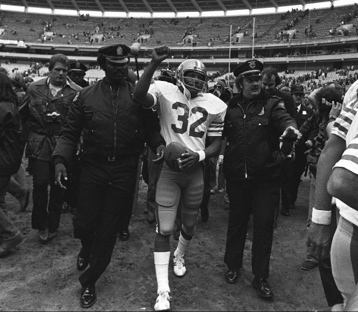 Simpson, playing for the San Francisco 49ers, walks off the field after his final NFL game in December 1979.