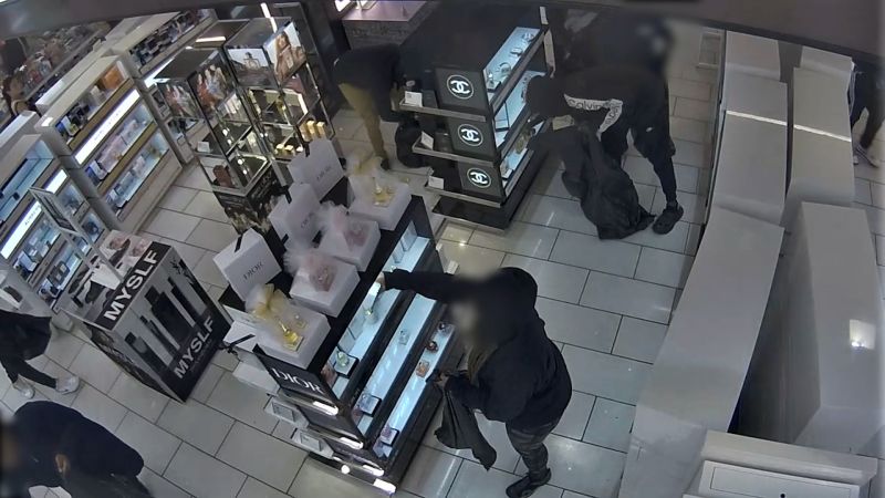 Mobs are robbing stores. Here’s what police are doing about it | CNN