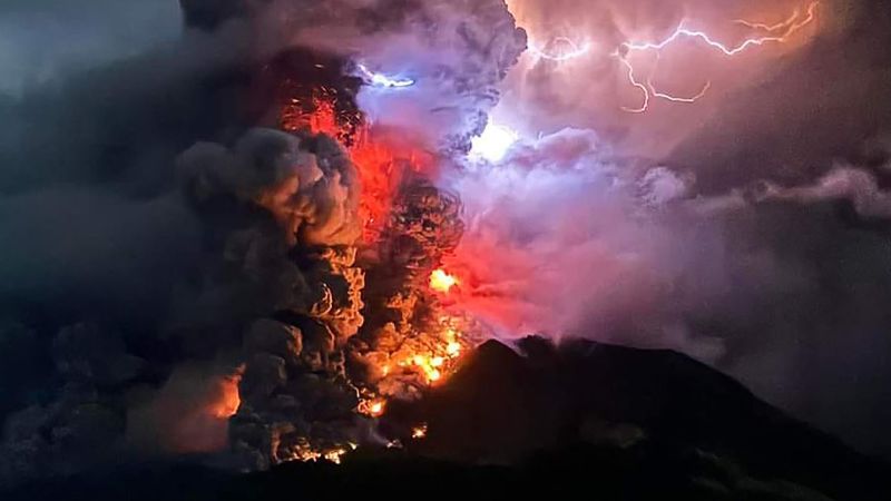 Когато планината Руанг в Индонезия претърпя множество експлозивни изригвания миналата