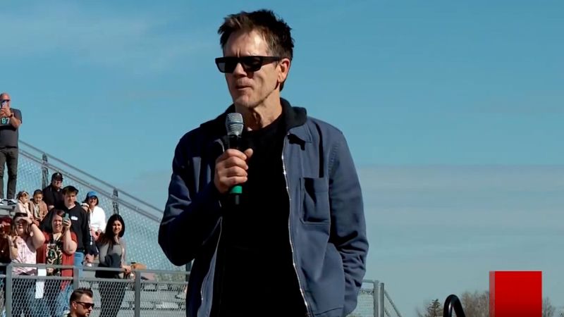 Kevin Bacon visits high school where ‘Footloose’ was filmed | CNN