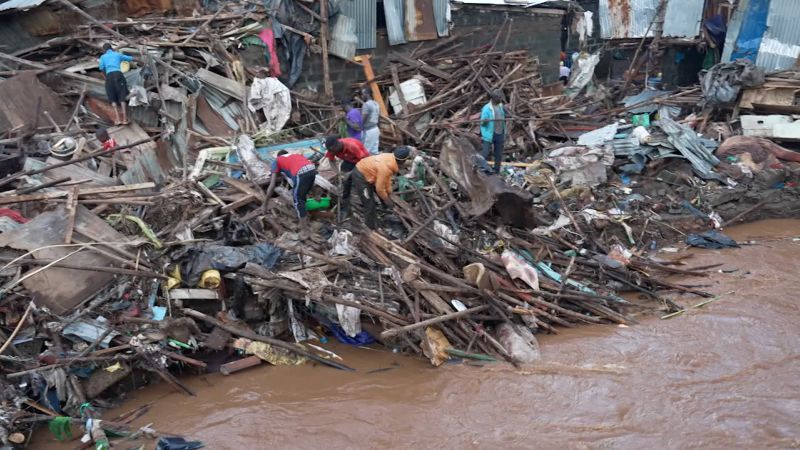 Най-малко 32 загинаха при внезапни наводнения, които помитаха половината Кения