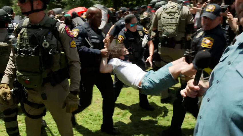 Watch moment police confront protesters at University of Texas Austin | CNN