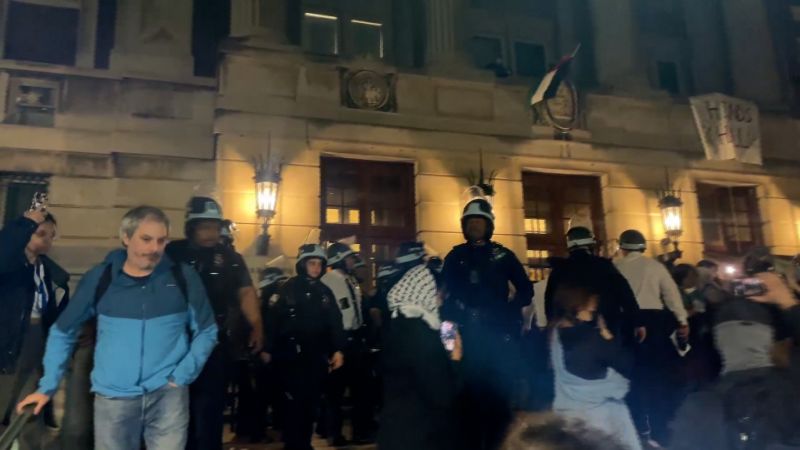See police move onto Columbia University campus | CNN