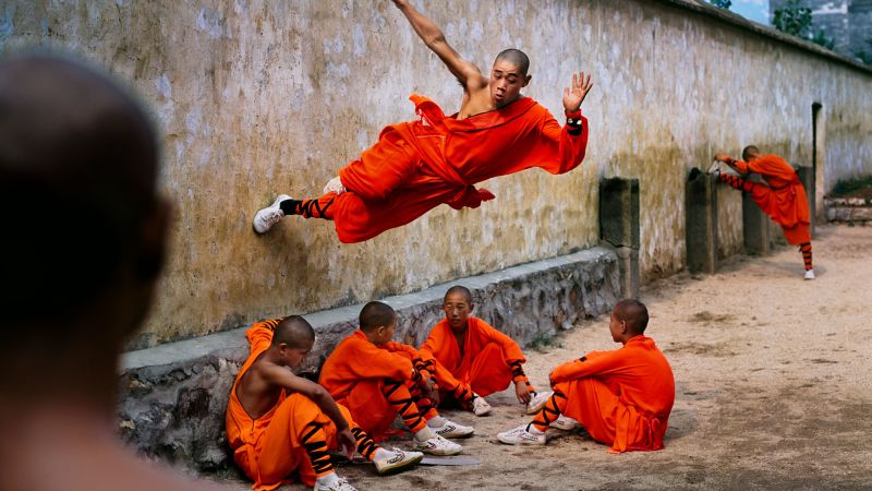 Steve McCurry’s foto van de training van Shaolin-monniken legt hun verbazingwekkende acrobatische bewegingen vast