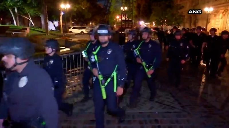 See LAPD officers shut down pro-Palestinian encampment at USC | CNN