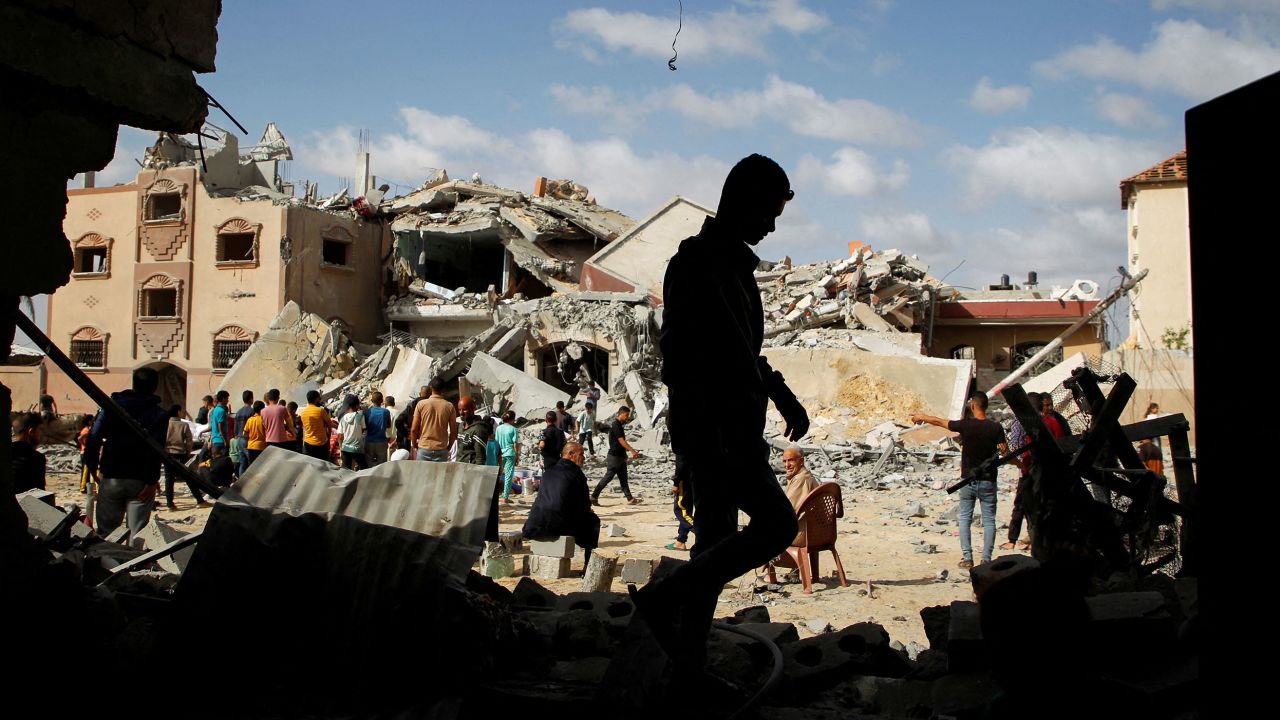 Palestinians inspect the site of an Israeli strike on a house, amid the ongoing conflict between Israel and Hamas, in Rafah, in the southern Gaza Strip May 5, 2024. REUTERS/Hatem Khaled.