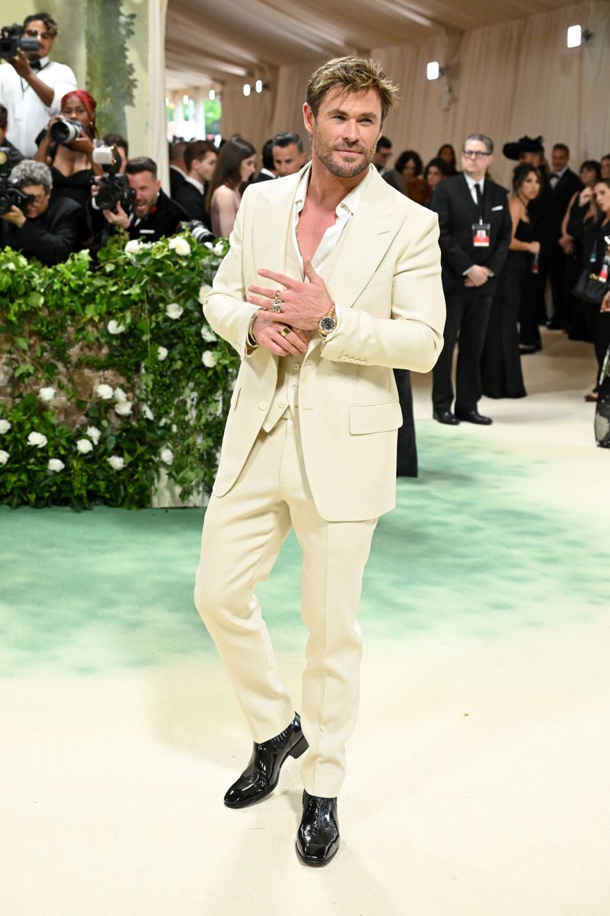Chris Hemsworth kept it chic and simple in a Tom Ford number. 