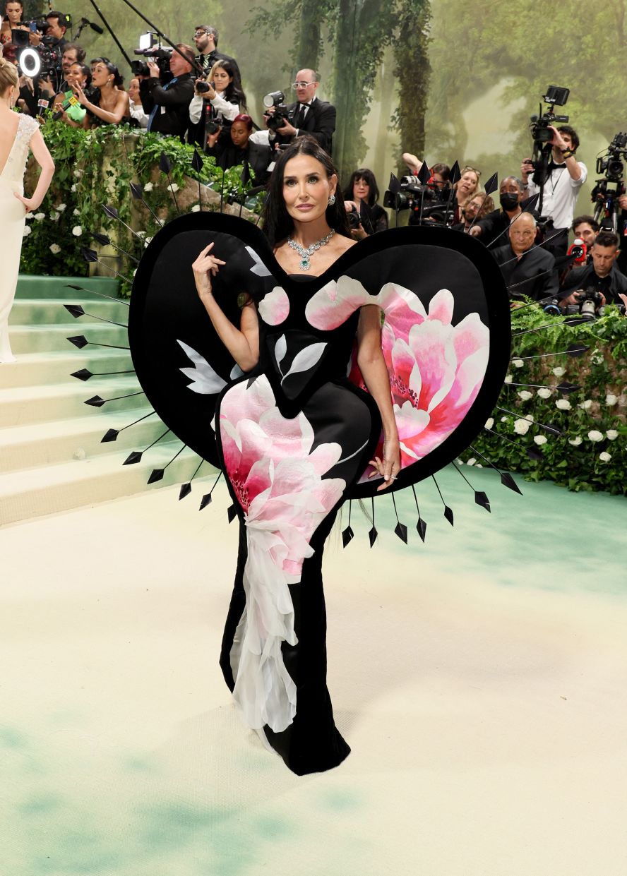 Demi Moore looked like the Queen of Hearts in a dramatic number by designer Harris Reed. The gown took 11,000 hours of silk embroidery and was made with vintage wallpaper.