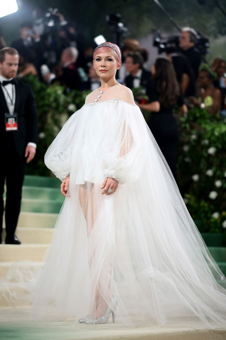 Michelle Williams stunned in a flowing white tulle gown, cotton-candy pink pixie cut and diamond headband. 