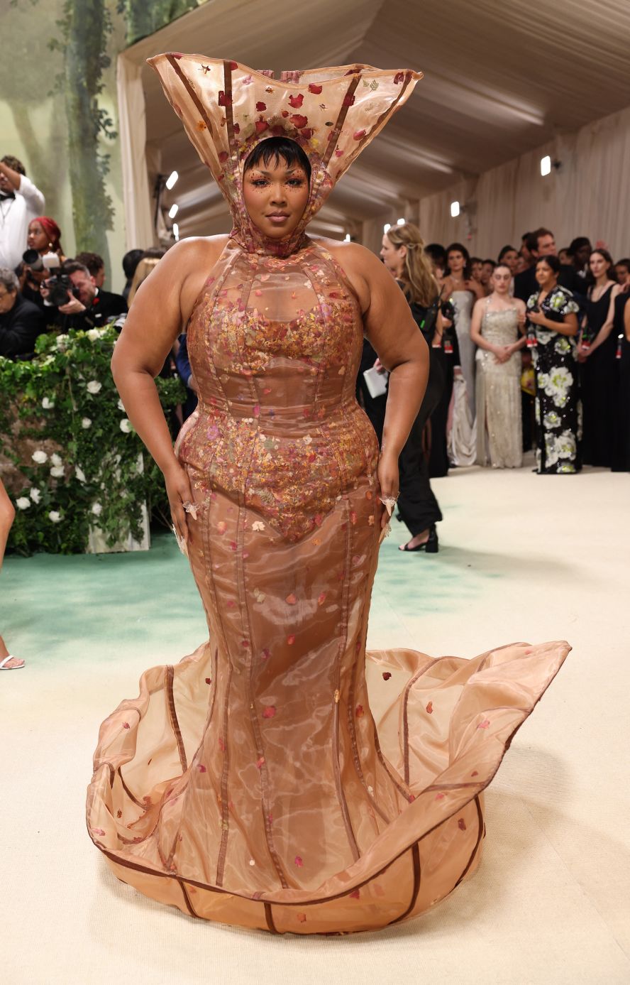 Lizzo wore a sculptural look by Victor Weinsanto, which took between 600 to 700 hours to make.  