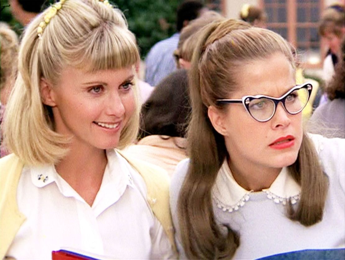Susan Buckner (a la derecha), más conocida por interpretar a la animadora Patty Simcox en el musical clásico de 1978 "Grease", falleció el 2 de mayo de 2024. Tenía 72 años.
