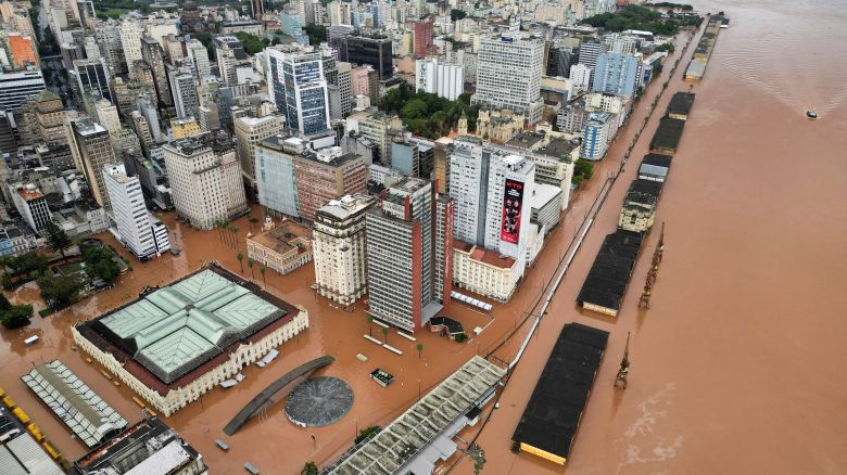 Un dron muestra el centro de la ciudad inundado después de que la gente fue evacuada en Porto Alegre, en el estado de Rio Grande do Sul, Brasil. 5 de mayo de 2024. REUTERS/Renan Mattos