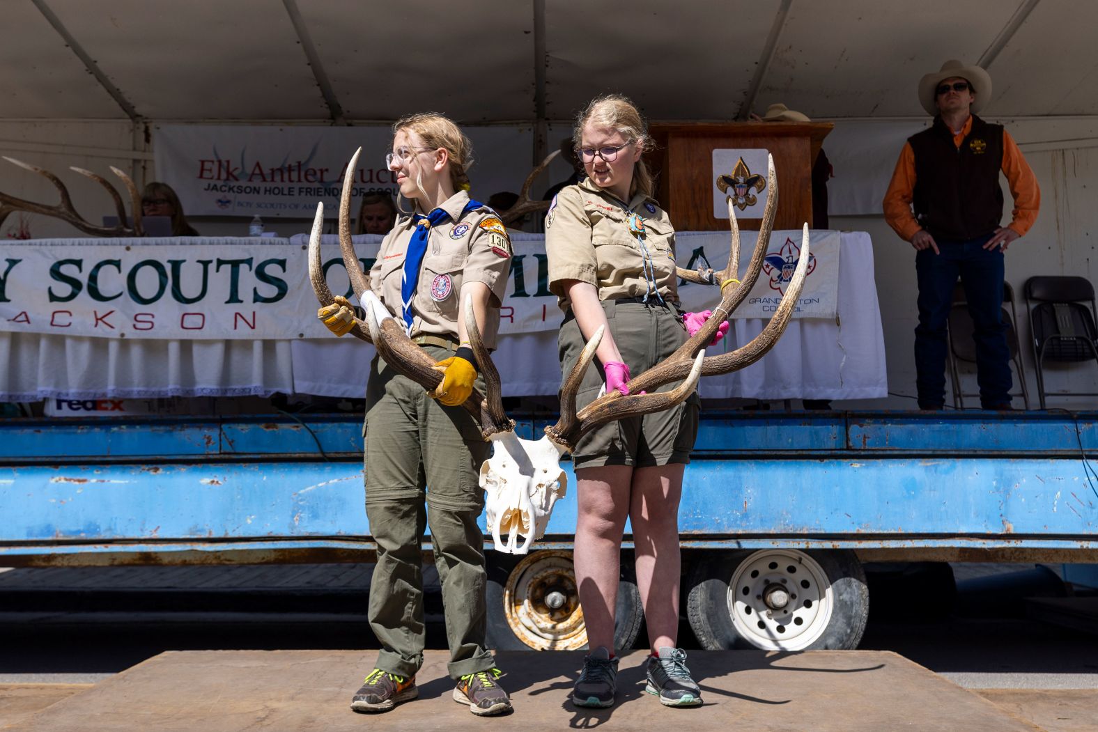 Scouts hold a <a href="index.php?page=&url=https%3A%2F%2Fwildlife.utah.gov%2Fnews%2Futah-wildlife-news%2F1632-dwr-releases-new-app-for-reporting-deadheads-to-increase-efficiency.html" target="_blank" target="_blank">"dead head"</a> on auction at the annual ElkFest antler auction in Jackson Hole, Wyoming, on Saturday, May 18. A dead head is when horns or antlers are found attached to the skull of an animal that died.