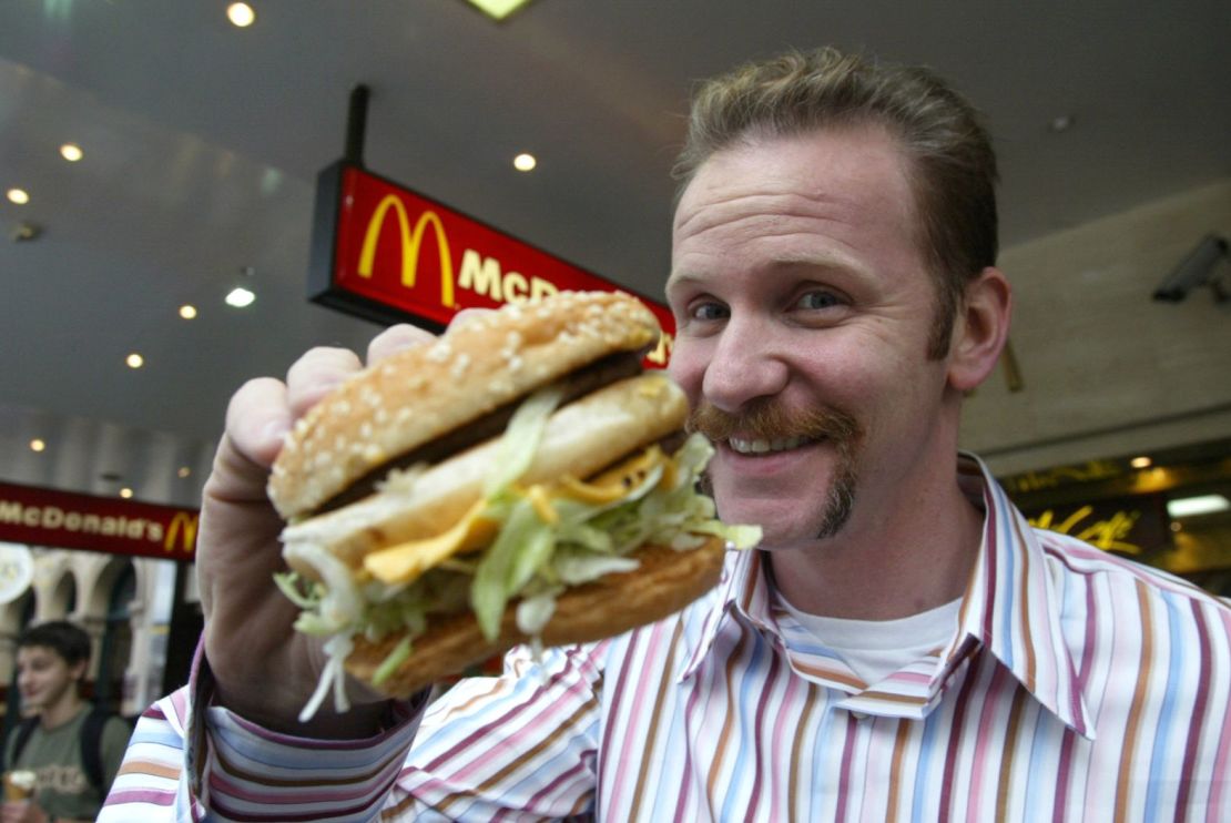 <a href="/2024/05/24/muere-cineasta-documental-mcdonalds-super-size-me-morgan-spurlock-trax">Morgan Spurlock</a>, el cineasta y expresentador de series de CNN cuyo documental sobre McDonald's "Super Size Me" fue nominado al Oscar, falleció el 23 de mayo de 2024 por complicaciones derivadas del cáncer, según su familia. Tenía 53 años.