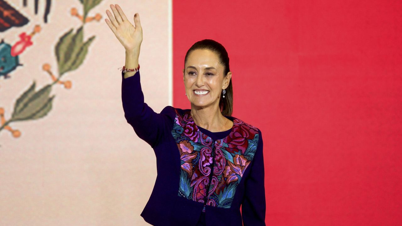 Claudia Sheinbaum, the presidential candidate of the ruling MORENA party, waves to her supporters after being projected to win the election, in Mexico City, Mexico June 3, 2024. REUTERS/Raquel Cunha