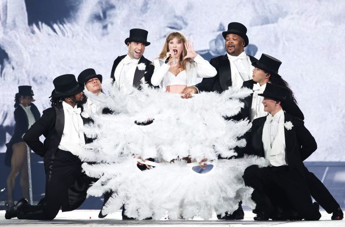 Swift sings "I Can Do It With a Broken Heart" in Paris in May 2024.
