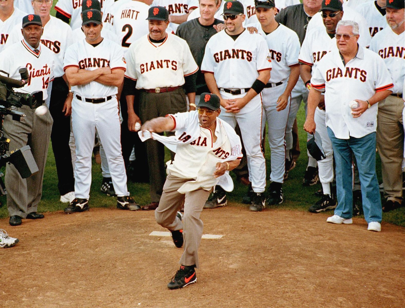 Mays throws out the last pitch, as former and current San Fransisco Giants players watch, at 3Com Park at Candlestick Point in San Francisco on September 30, 1999. The Giants were scheduled to move into their new stadium, Pacific Bell Park, the following spring. 