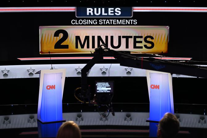Οι κανόνες της συζήτησης εξηγούνται πριν ανέβουν στη σκηνή ο Μπάιντεν και ο Τραμπ.