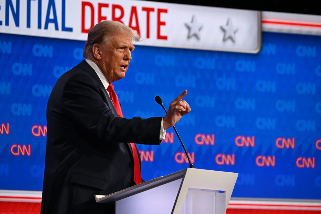 Trump hizo más de 30 afirmaciones falsas durante el debate presidencial de CNN, mucho más que Biden.