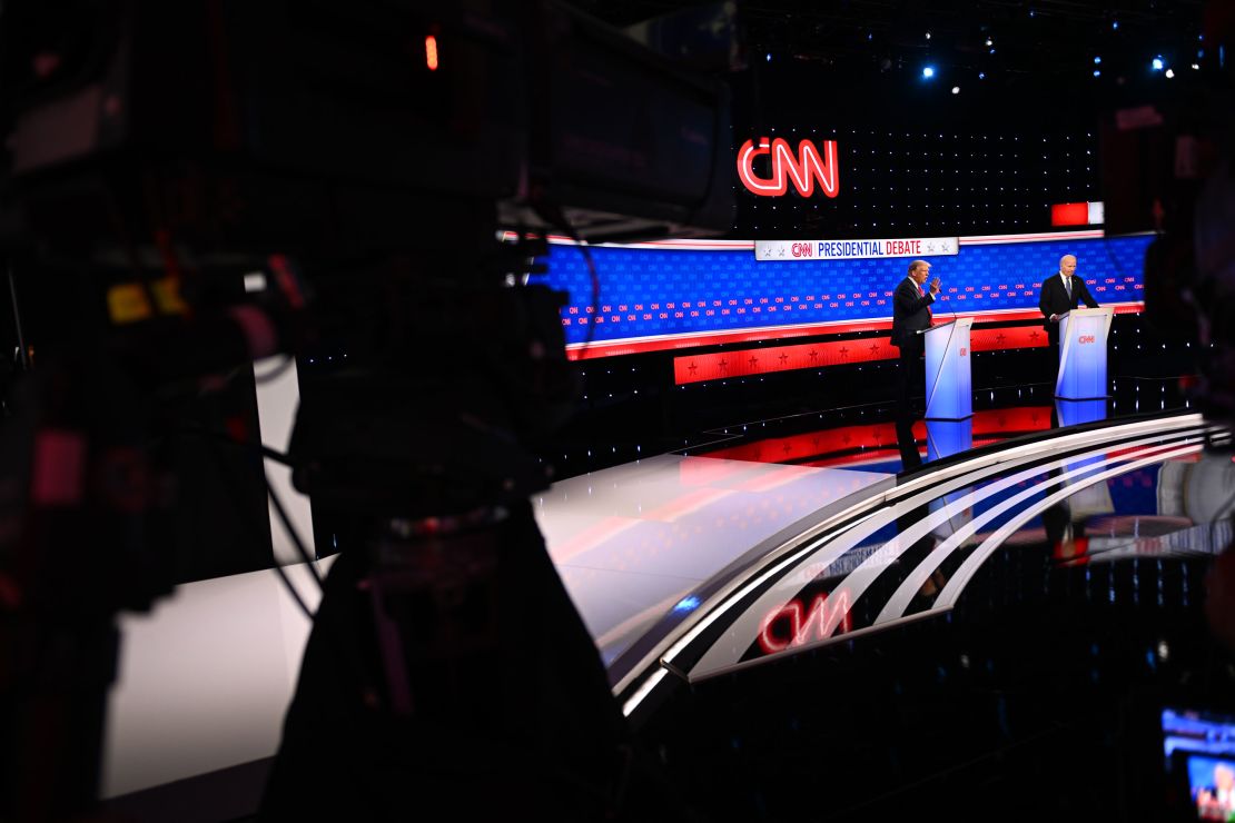 Ο πρώην πρόεδρος Ντόναλντ Τραμπ και ο Πρόεδρος Τζο Μπάιντεν συζητούν στα στούντιο του CNN στην Ατλάντα στις 27 Ιουνίου 2024.