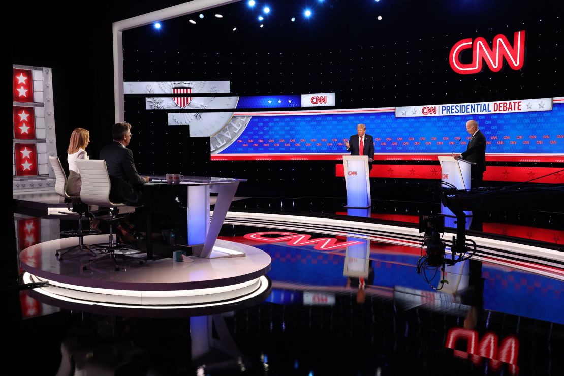 O ex-presidente Donald Trump e o presidente Joe Biden debatem nos estúdios da CNN em Atlanta em 27 de junho de 2024.