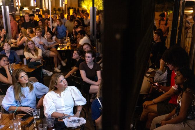 Ο κόσμος παρακολουθεί τη συζήτηση στο Union Pub στην Ουάσιγκτον, DC.