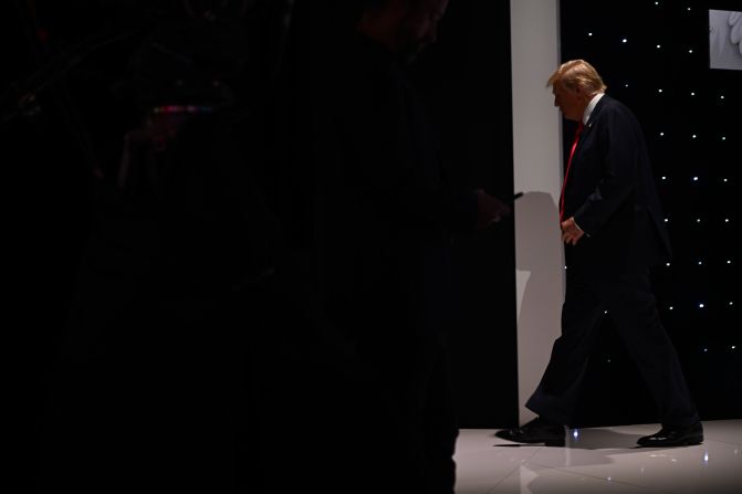 Ο Τραμπ βγαίνει από τη σκηνή σε ένα από τα διαφημιστικά διαλείμματα.