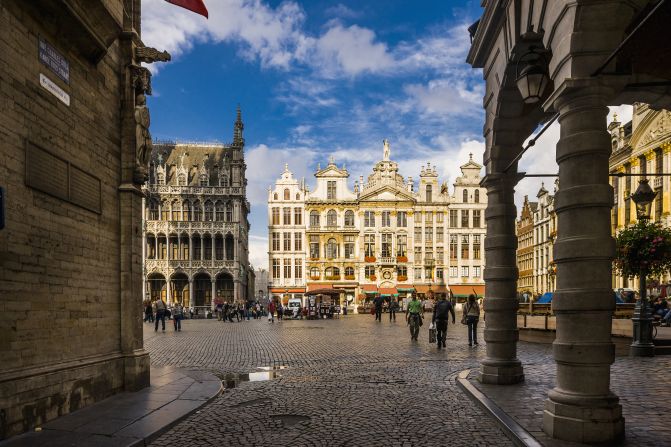 The Grand Place is occupied on each side by a number of guild houses, in addition to a few private houses. In their current form, they are largely the result of the reconstruction after the bombardment of 1695. The strongly structured facades with their rich sculptural decoration and their lavishly designed gables, with pilasters and balustrades, are based on Italian Baroque with some Flemish influences. On the background from right to left the buildings: Joseph et Anne, L'Ange, La Chaloupe d'or, Le Pigeon, Le Marchand d'or and the King's House or Breadhouse (French: Maison du Roi) building containing the Museum of the City of Brussels