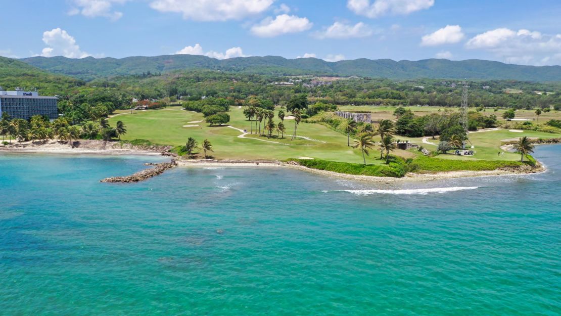 The Cinnamon Hill course straddles the coastline.