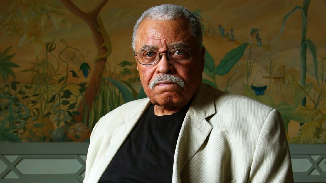 James Earl Jones, galardonado actor cuya carrera abarcó siete décadas, falleció el 9 de septiembre de 2024 a los 93 años, según informó su agente. Jones era famoso por su voz profunda e imponente. Dos de sus papeles de doblaje más emblemáticos fueron el del villano Darth Vader en la franquicia "Star Wars" y el del sabio Mufasa en "El Rey León" de Disney. Jones es también la voz del eslogan de CNN "This Is CNN".