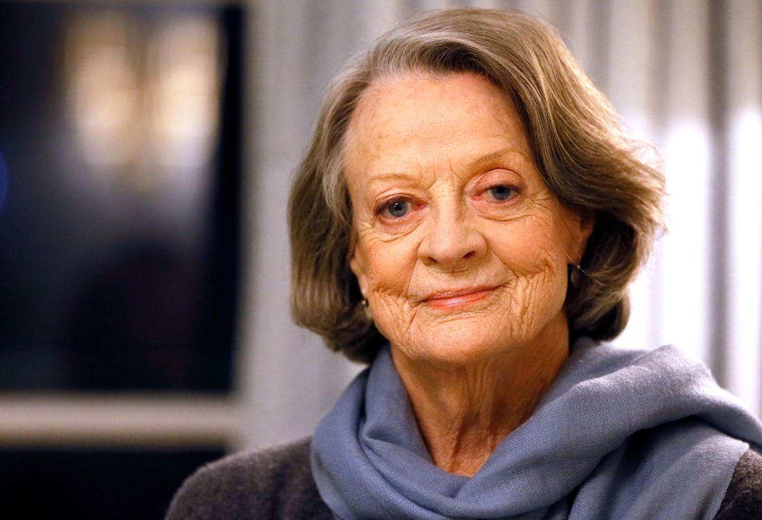 Maggie Smith, una de las actrices británicas más conocidas, cuya larga carrera abarcó desde el papel protagonista junto a Laurence Olivier en "Othello“ en el teatro y la pantalla, hasta papeles en "Harry Potter" y "Downton Abbey", falleció el 27 de septiembre de 2024, según anunciaron sus hijos en un comunicado compartido por su publicista Clair Dobbs. Tenía 89 años.