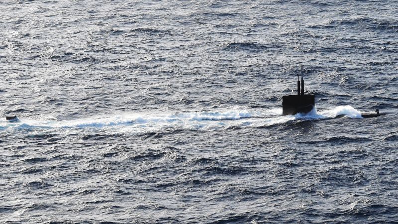 USS Helena бързо атакуваща ядрена подводница изплува в залива Гуантанамо