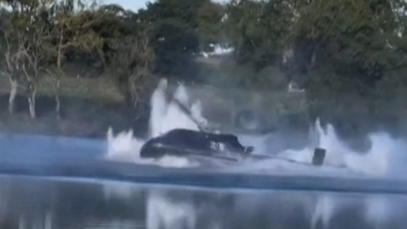 See the moment helicopter crashes into pond