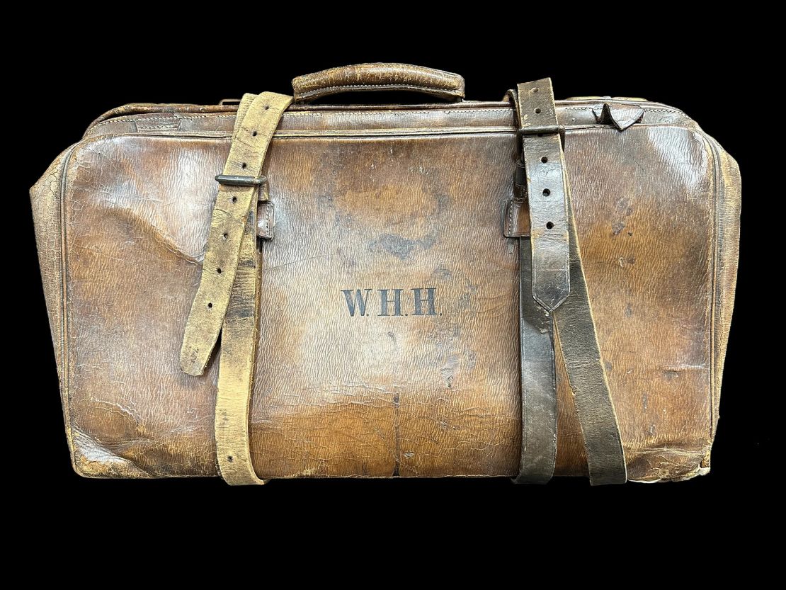 The valise belonging to Titanic bandmember and orchestra leader Wallace Hartley, which held the violin he played as the Titanic sank, was also sold.