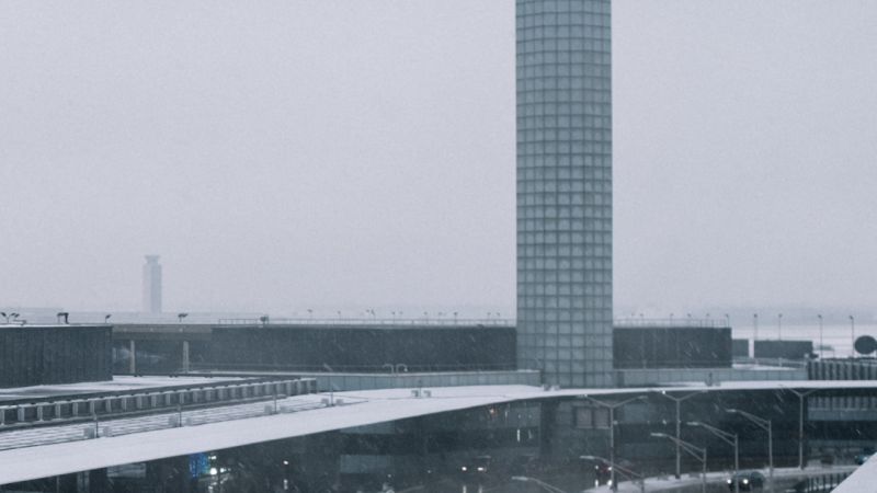 Delays spread to major airports amid shutdown