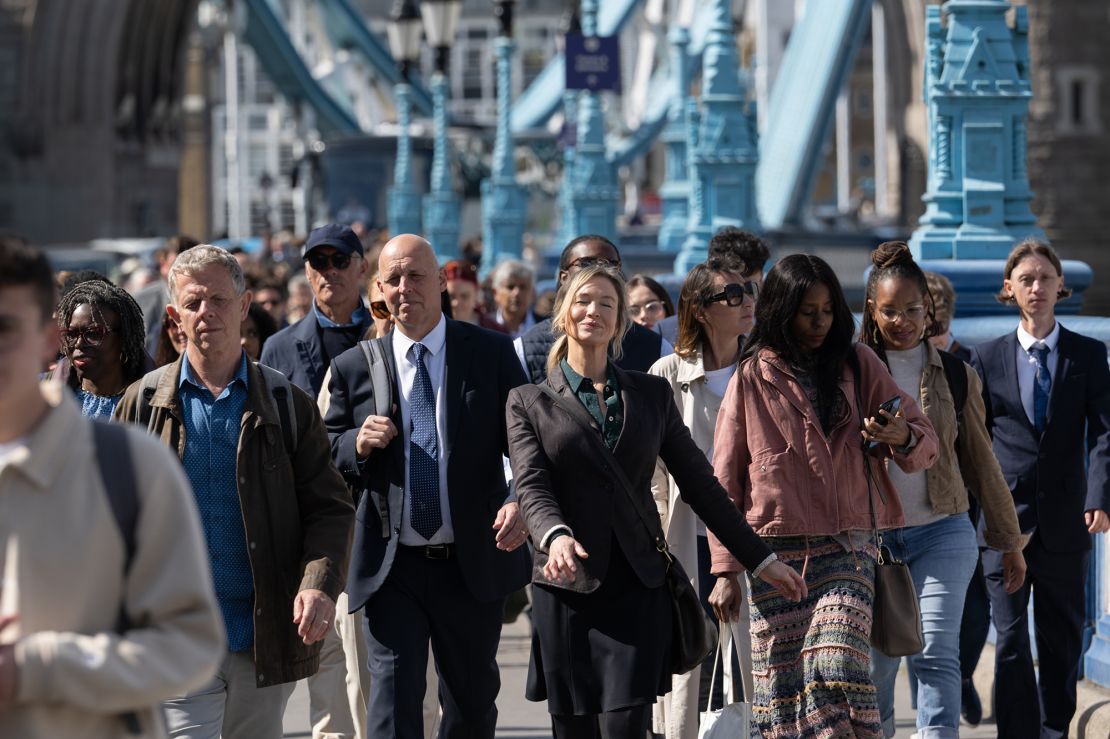 In de nieuwste film heeft Bridget Jones camisoles verwisseld voor slimme jassen, shirts en vesten.