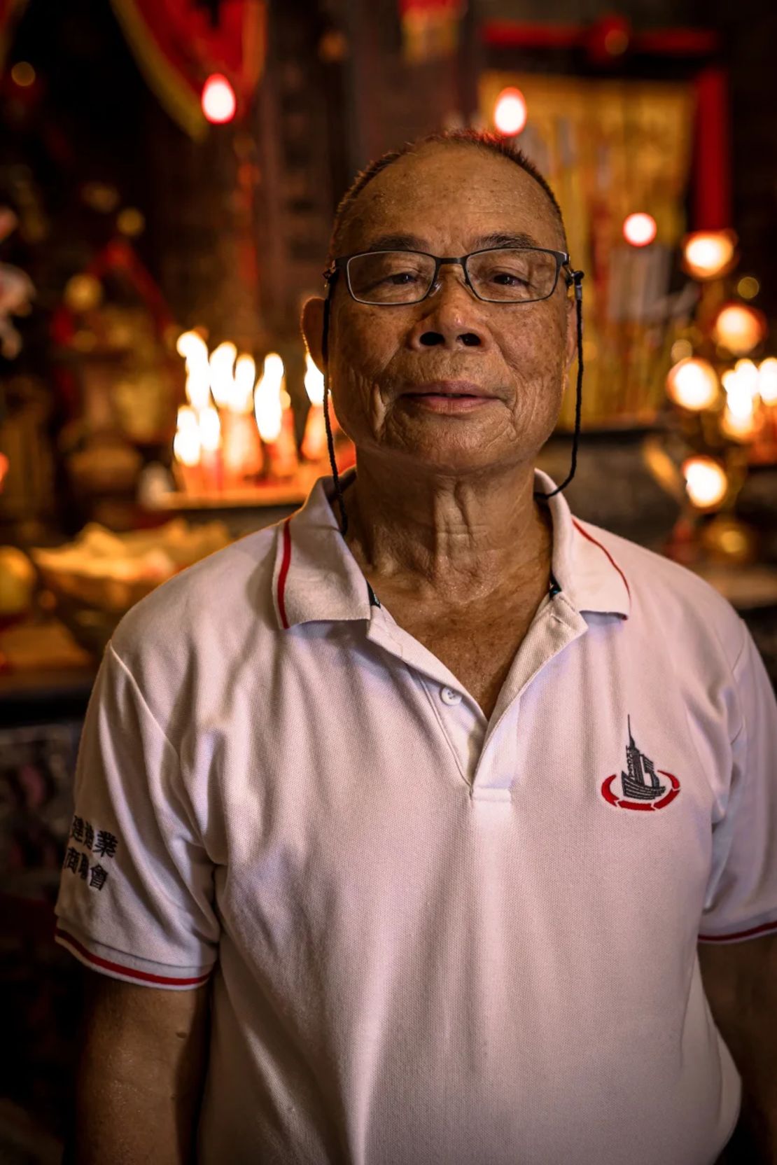 Leung Sin Wai, un veterano trabajador de andamios de bambú, posa para un retrato en el templo Lo Pan en Hong Kong, el 7 de julio de 2025.