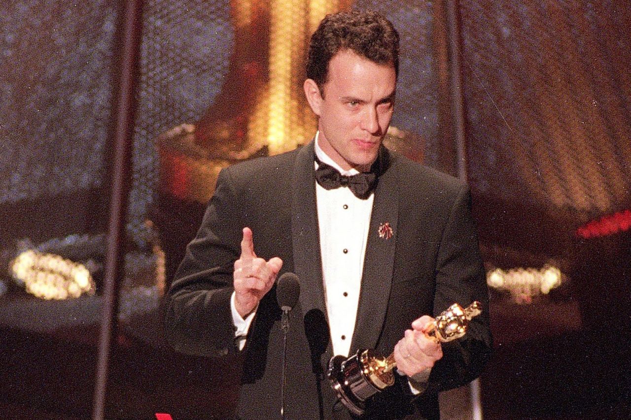 Tom Hanks hält seine Dankesrede bei den 66. Oscar-Verleihungen am 21. März 1994. Hanks gewann für seine Rolle im Film 