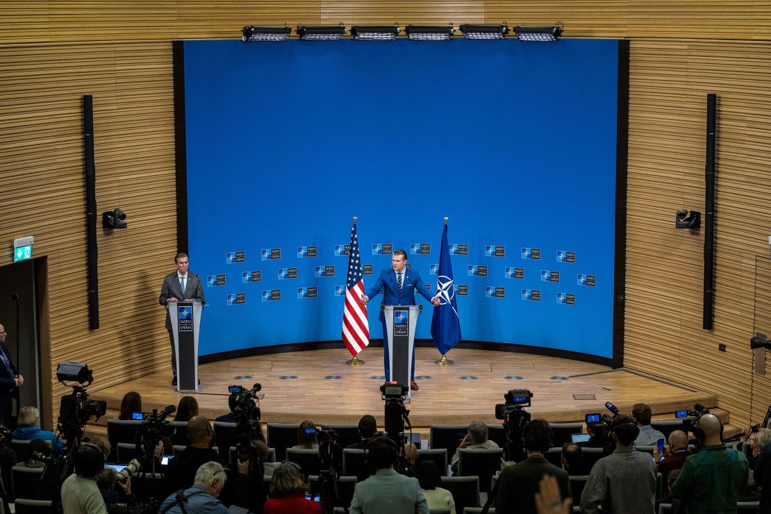 O secretário de Defesa Pete Hegseth realiza sua conferência de imprensa final no final das reuniões dos ministros da Defesa na sede da OTAN em Bruxelas na quinta -feira.