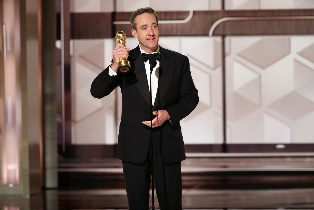 Matthew Macfadyen accepts his Golden Globe award. 