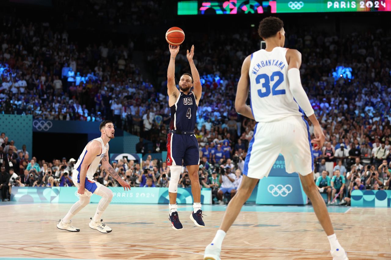 Curry shoots in the final minutes.